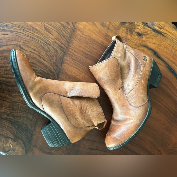 BORN -  Tan Ankle Boots - 8